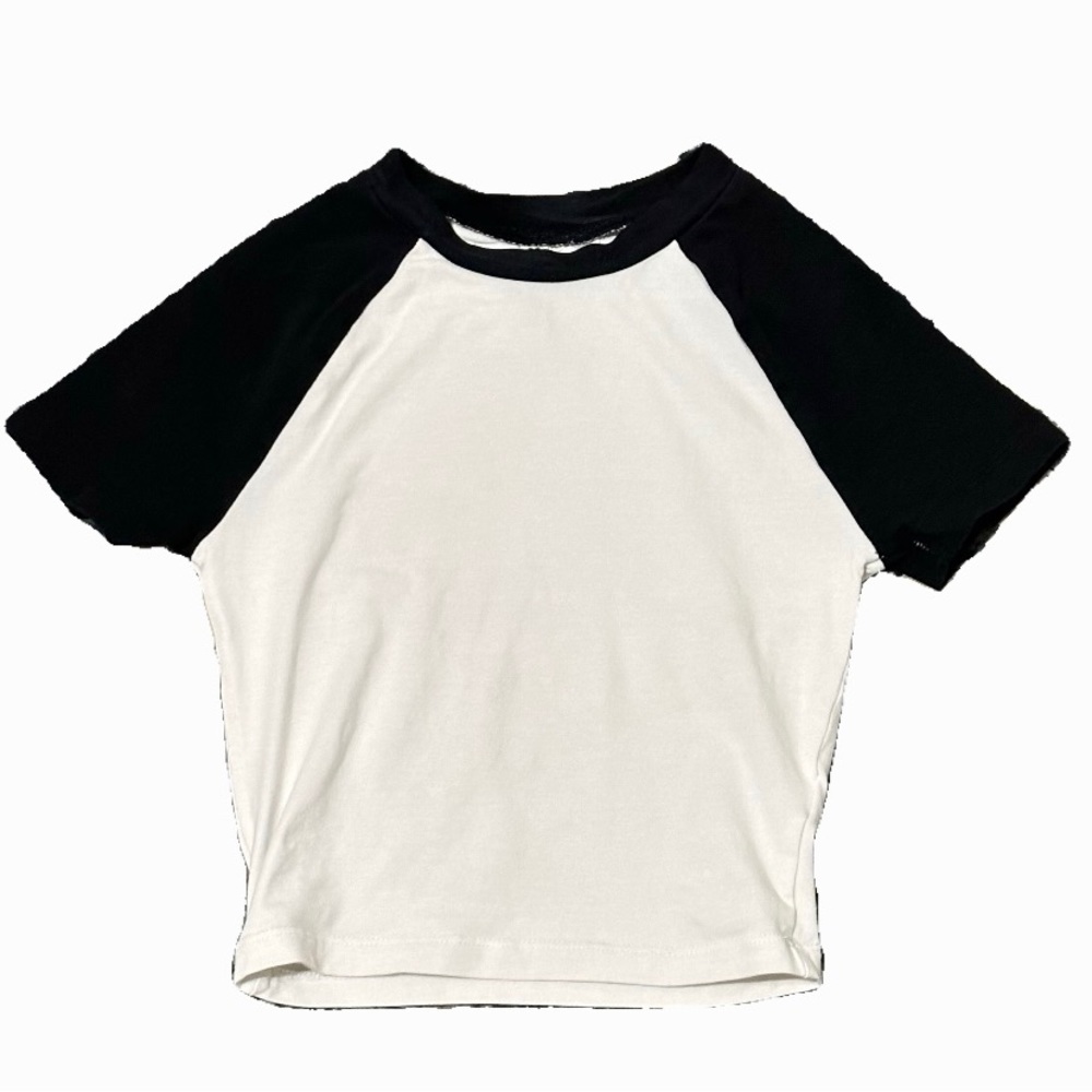 H&M black and white crop top !! Sorta like a baby tee 💕